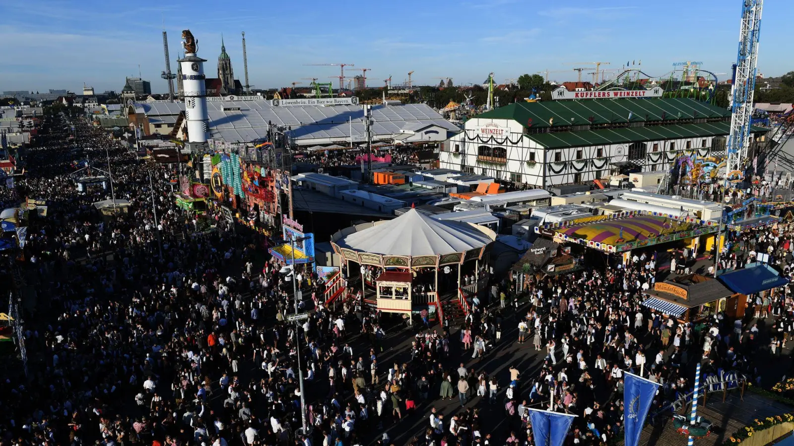 Die Wiesn gehört zur Münchner DNA - entsprechend groß war in den letzten Monaten die Aufregung über den Streit um die Festzelte. (Archivbild) (Foto: Felix Hörhager/dpa)