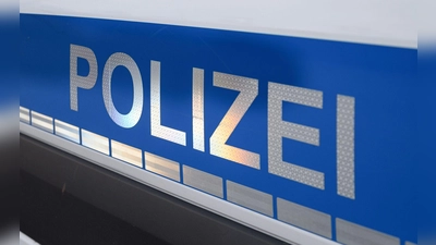 Gleich zweimal innerhalb weniger Stunden musste die Polizei gegen einen mutmaßlich betrunkenen Autofahrer in Bad Tölz einschreiten. (Symbolbild) (Foto: Daniel Vogl/dpa)