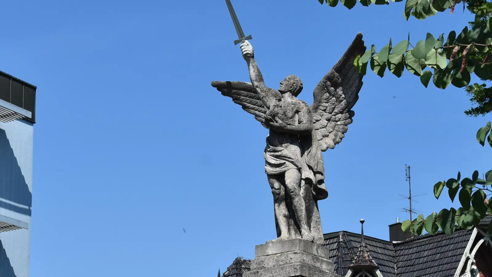 Der Rangeengel ist wesentlicher Bestandteil des Kriegerdenkmals am Neustädter Plärrer. (Foto: Ute Niephaus)