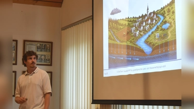 Jonas Preinl vom ÖkoTeam stellte die Extremwettersituation durch Hitze und Starkregenereignisse dar. Diese führen zu Hochwasser und großen Schäden, weil das Wasser nicht mehr im Boden versickert.  (Foto: Anita Dlugoß)