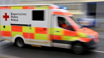 Das Bayerische Rote Kreuz rückte zusammen mit der Feuerwehr und der Polizei aus. (Symbolbild) (Foto: Peter Kneffel/dpa)