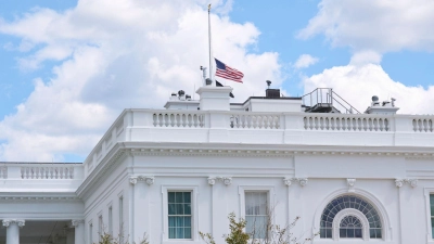 Die Flagge am Weißen Haus ist auf halbmast gesenkt. (Foto: Jacquelyn Martin/AP/dpa)