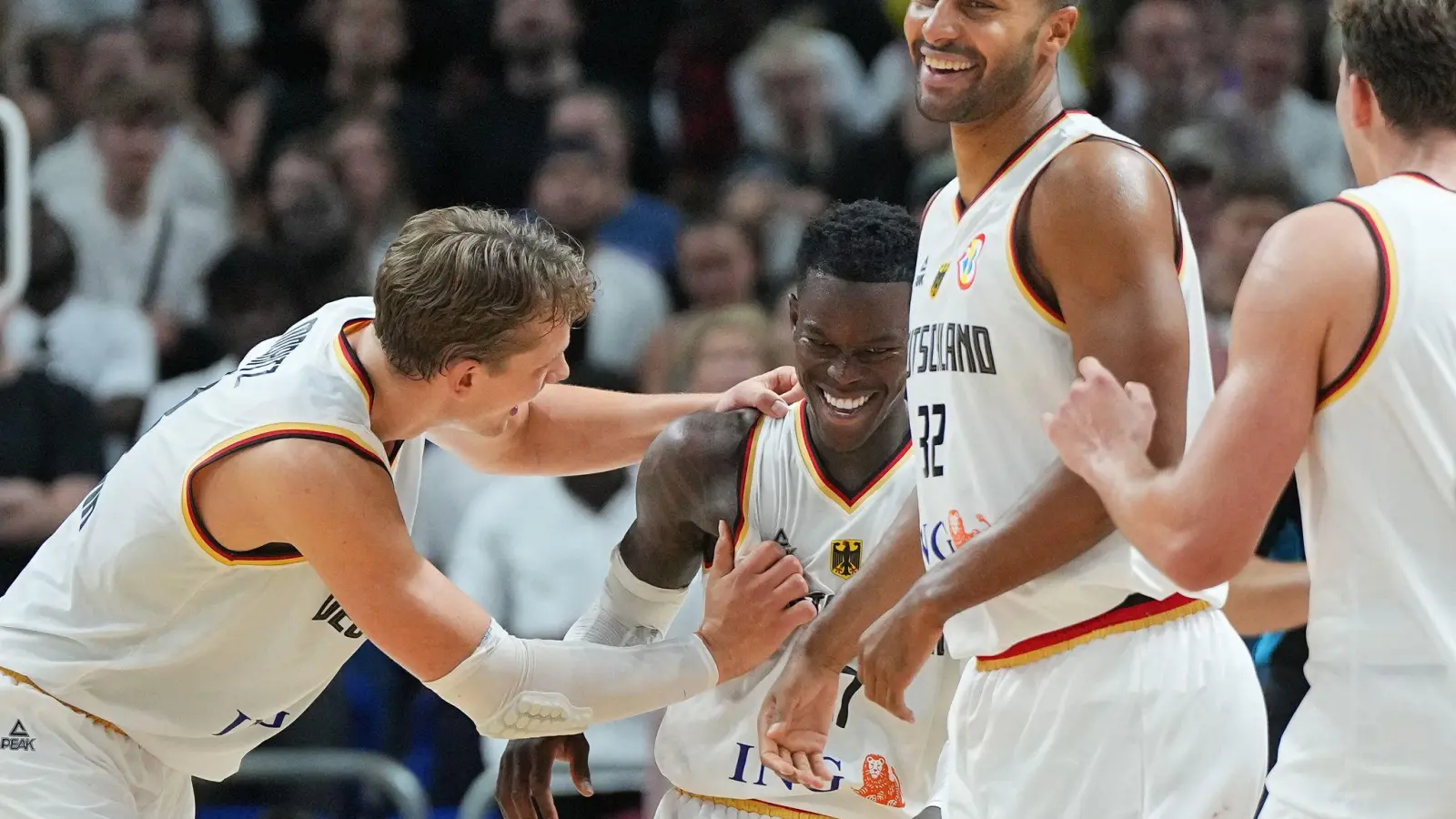 Moritz Wagner (l) hatte bei der WM zusammen mit Dennis Schröder (M.) den Titel geholt. (Foto: Soeren Stache/dpa)