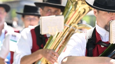 Die Blaskapelle Maisach lauft bei einer Parade  durch die Straßen. (Foto: Felix Hörhager/dpa/Archivbild)