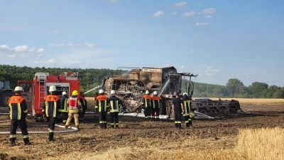 Nicht nur der Mähdrescher ist zerstört. Auch ein Teil des Feldes brannte ab. (Foto: NEWS5 / Wohlgemuth)