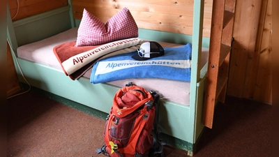 Im Matratzenlager der Berghütten mit wechselnden Gästen können die Wanzen leicht weitergetragen werden. (Archivbild)  (Foto: Angelika Warmuth/dpa)