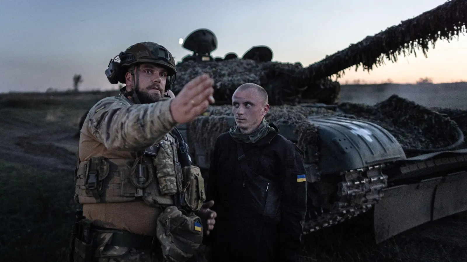 Letzte Anweisungen bei einer Nachtschießübung vor einem T-72 Panzer: Die Soldaten der Ukraine müssen sich verteidigen können. (Foto: Oliver Weiken/dpa)