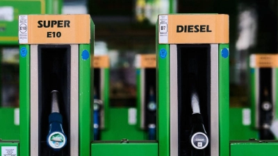 Benzin ist bereits seit einiger Zeit auf Rekordniveau, jetzt hat auch Diesel seinen alten Rekord aus dem April übertroffen. (Foto: Robert Michael/dpa)