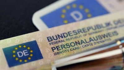Den Gang zum Amt sollen sich ältere Menschen künftig sparen können, wenn ihr Ausweis abgelaufen ist. Sie sollen diesen einfach weiter nutzen dürfen. (Symbolbild) (Foto: Marijan Murat/dpa)