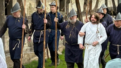 Am Karfreitag führt die Passionsspielgemeinschaft Marktbergel das Stück „Die ganz Passion“ des Nürnbergers Hans Sachs im Freilandmuseum Bad Windsheim auf. (Foto: Freilandmuseum Bad Windsheim/Ute Rauschenbach)