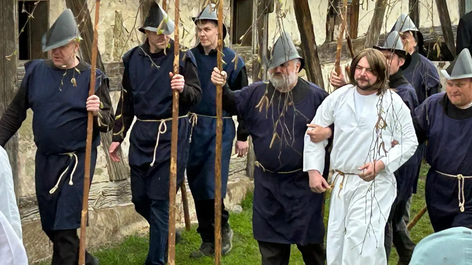 Am Karfreitag führt die Passionsspielgemeinschaft Marktbergel das Stück „Die ganz Passion“ des Nürnbergers Hans Sachs im Freilandmuseum Bad Windsheim auf. (Foto: Freilandmuseum Bad Windsheim/Ute Rauschenbach)