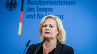 Bundesinnenministerin Nancy Faeser zielt mit ihrem Gesetzentwurf auf einen konsequenteren Vollzug von Abschiebungen. (Foto: Kay Nietfeld/dpa)