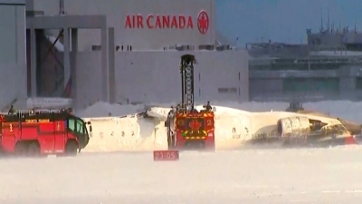 Flugzeug liegt auf dem Rücken - ein Flügel ist abgerissen (Foto: Uncredited/CTV/AP/dpa)