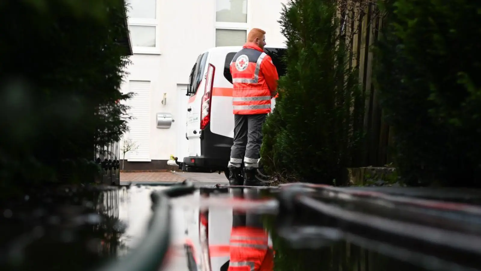 In den derzeitigen Hochwasser-Gebieten sind auch zahlreiche ehrenamtliche Helfer vom DRK im Einsatz. (Foto: Lars Penning/dpa)