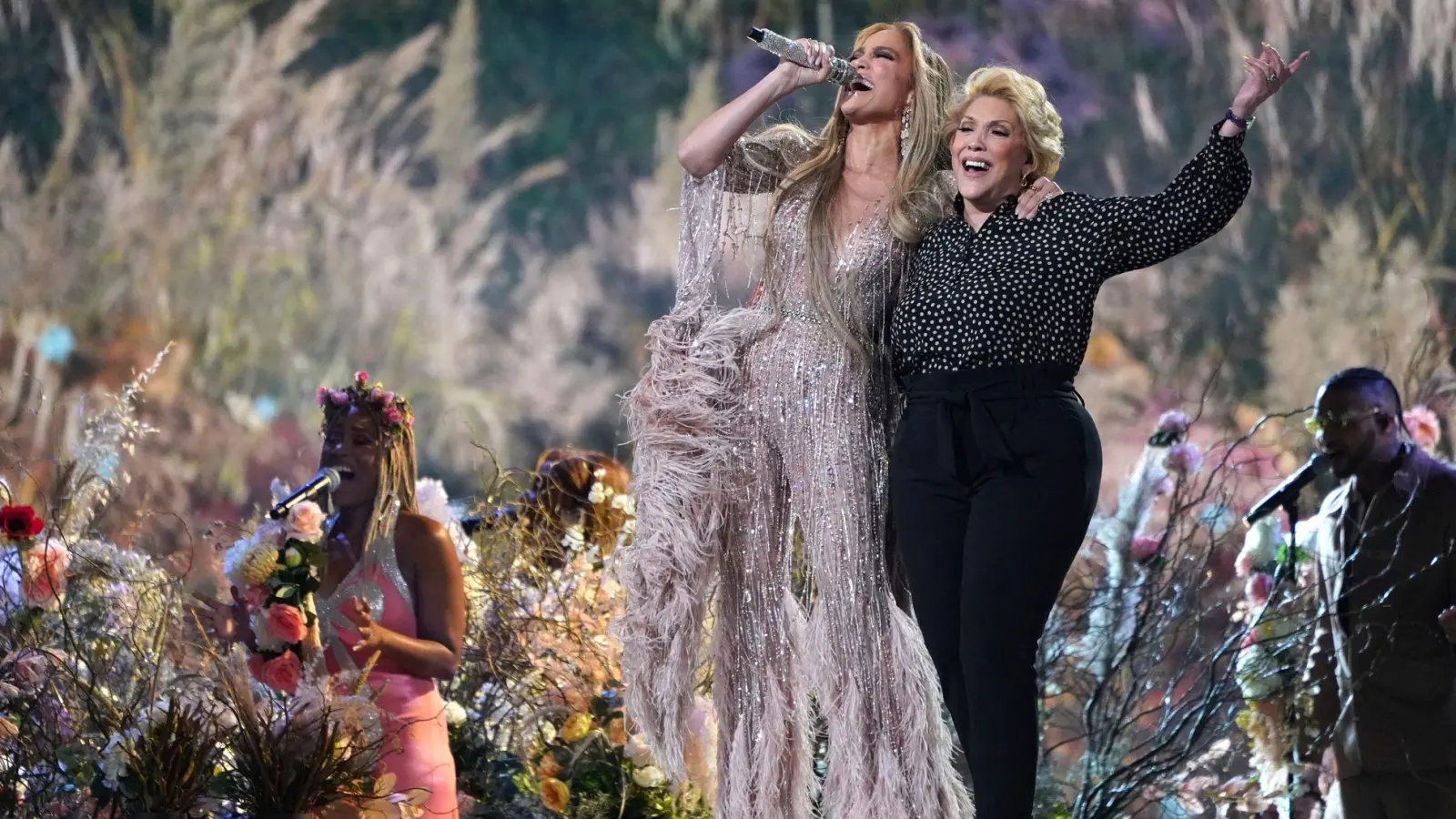 Vor einigen Jahren trat Jennifer Lopez bei einem Konzert an der Seite ihrer Mutter in Kalifornien auf. (Foto: Jordan Strauss/Invision/AP/dpa)