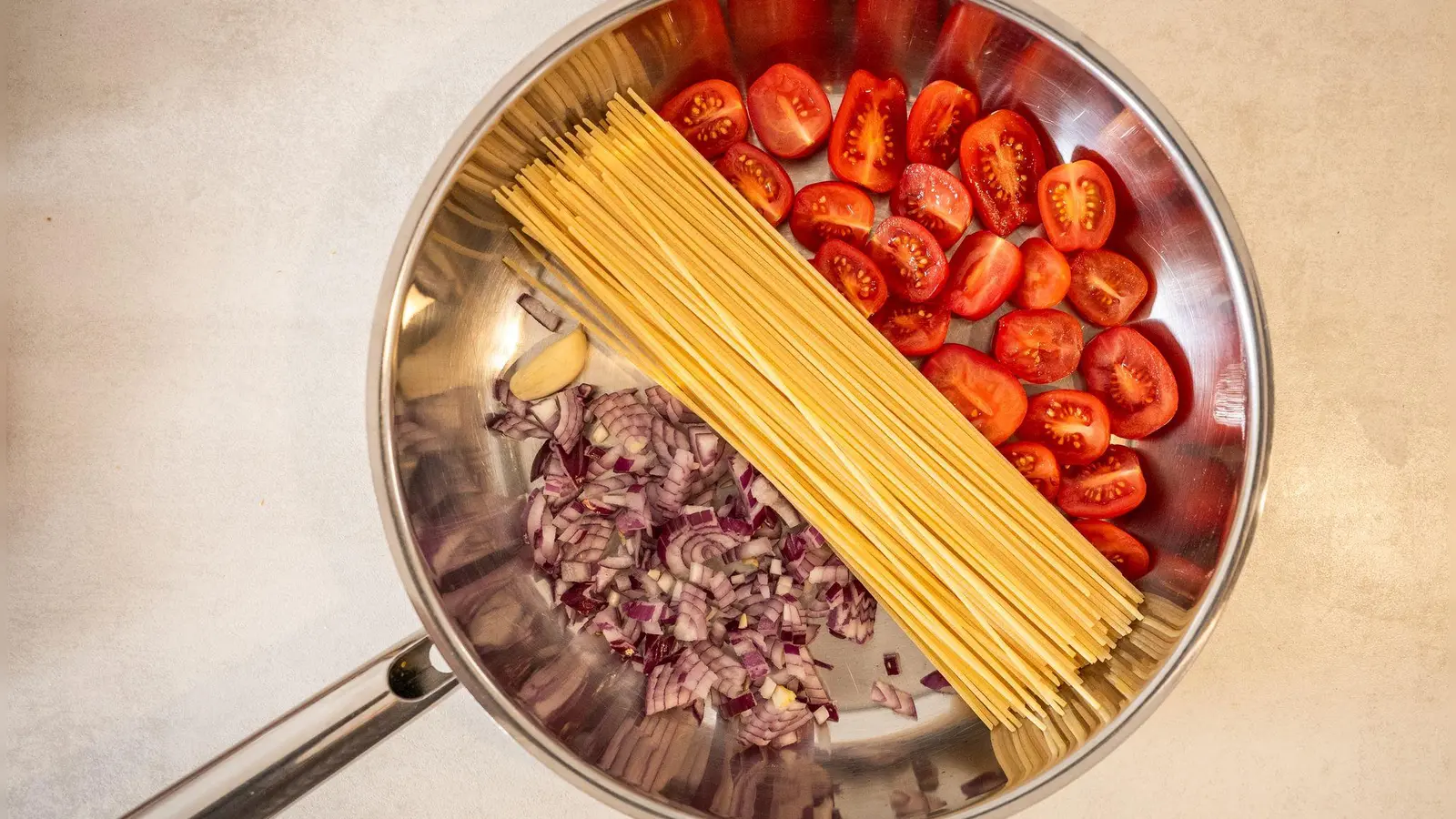 Hier muss nur noch Flüssigkeit drüber und dann geht es ab auf den Herd: One-Pot-Gerichte kombinieren alle Zutaten in einem Topf. (Foto: Zacharie Scheurer/dpa-tmn)
