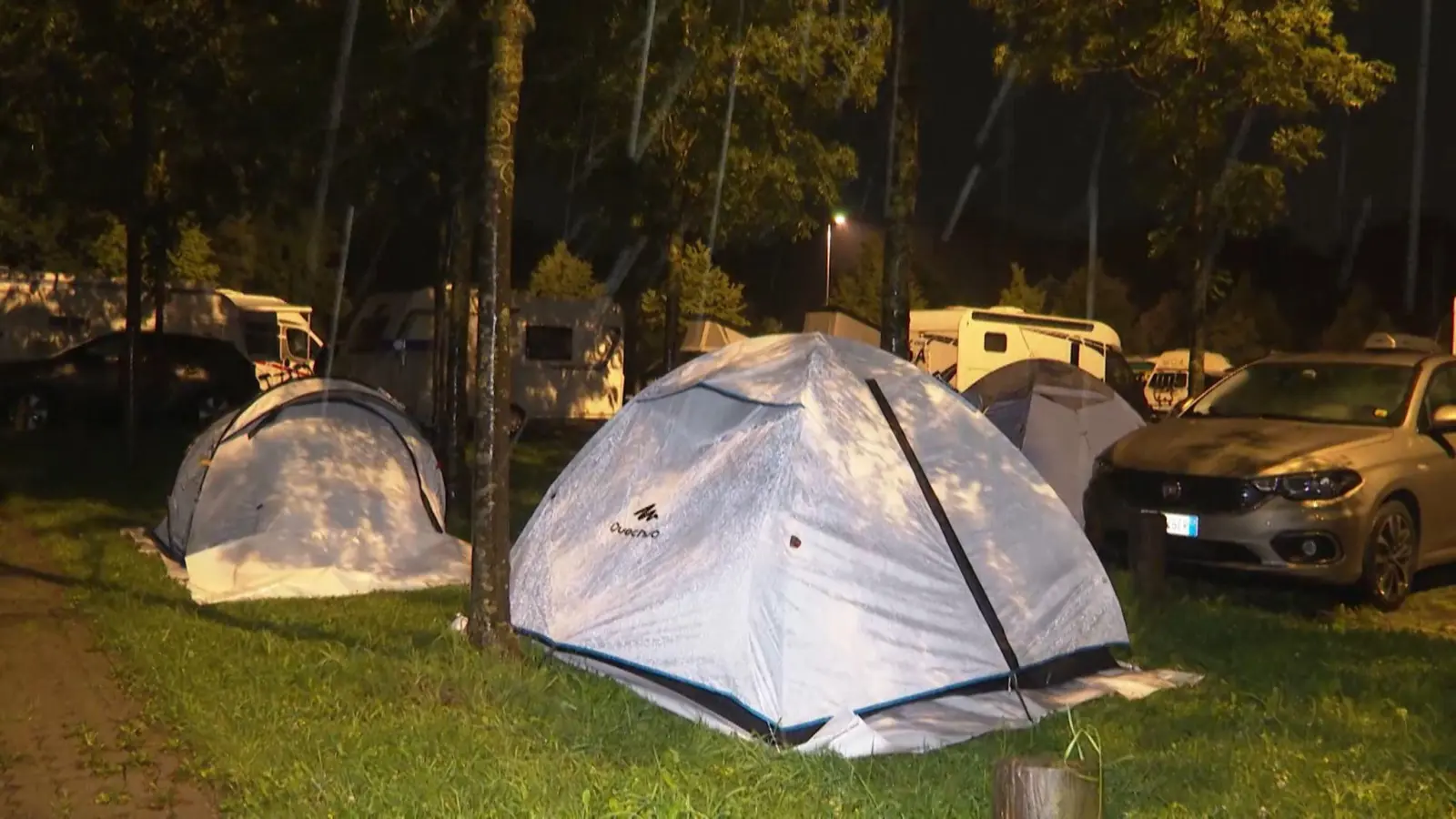 Zelte von Wacken Besuchern stehen auf dem Parkplatz Rot am Hamburger Volksparkstadion. (Foto: Steven Hutchings/TNN/dpa)