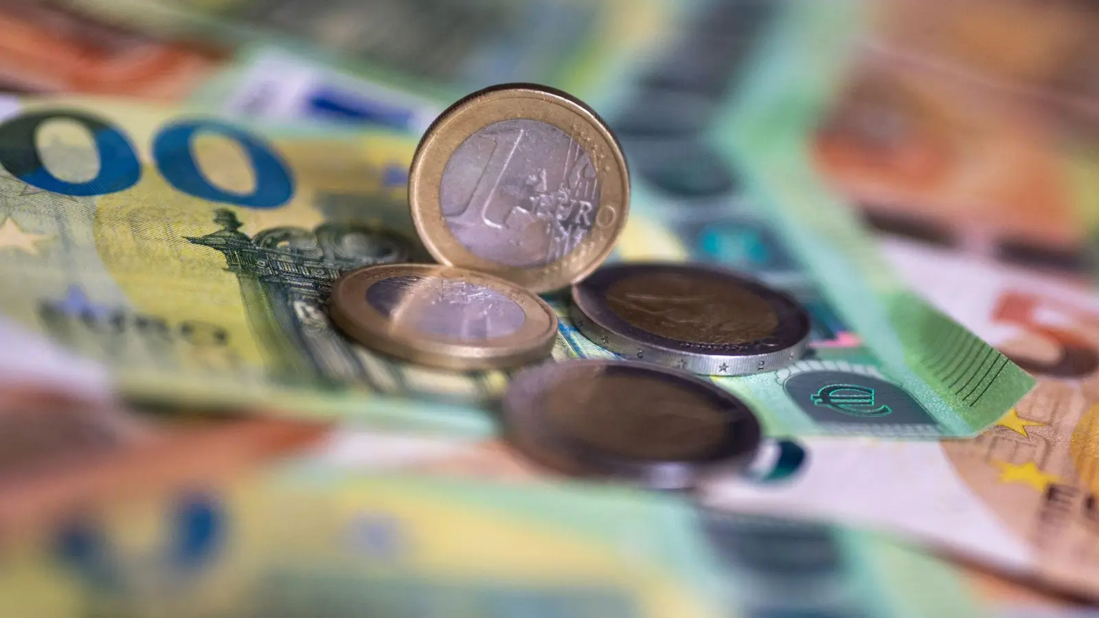 Auch wenn sich Union und SPD auf einen Plan zur Neuverschuldung für Verteidigung und Infrastruktur geeinigt haben, ist der Weg für die notwendigen Beschlüsse in Bundestag und Bundesrat noch alles andere als geklärt. (Symbolbild) (Foto: Monika Skolimowska/dpa)