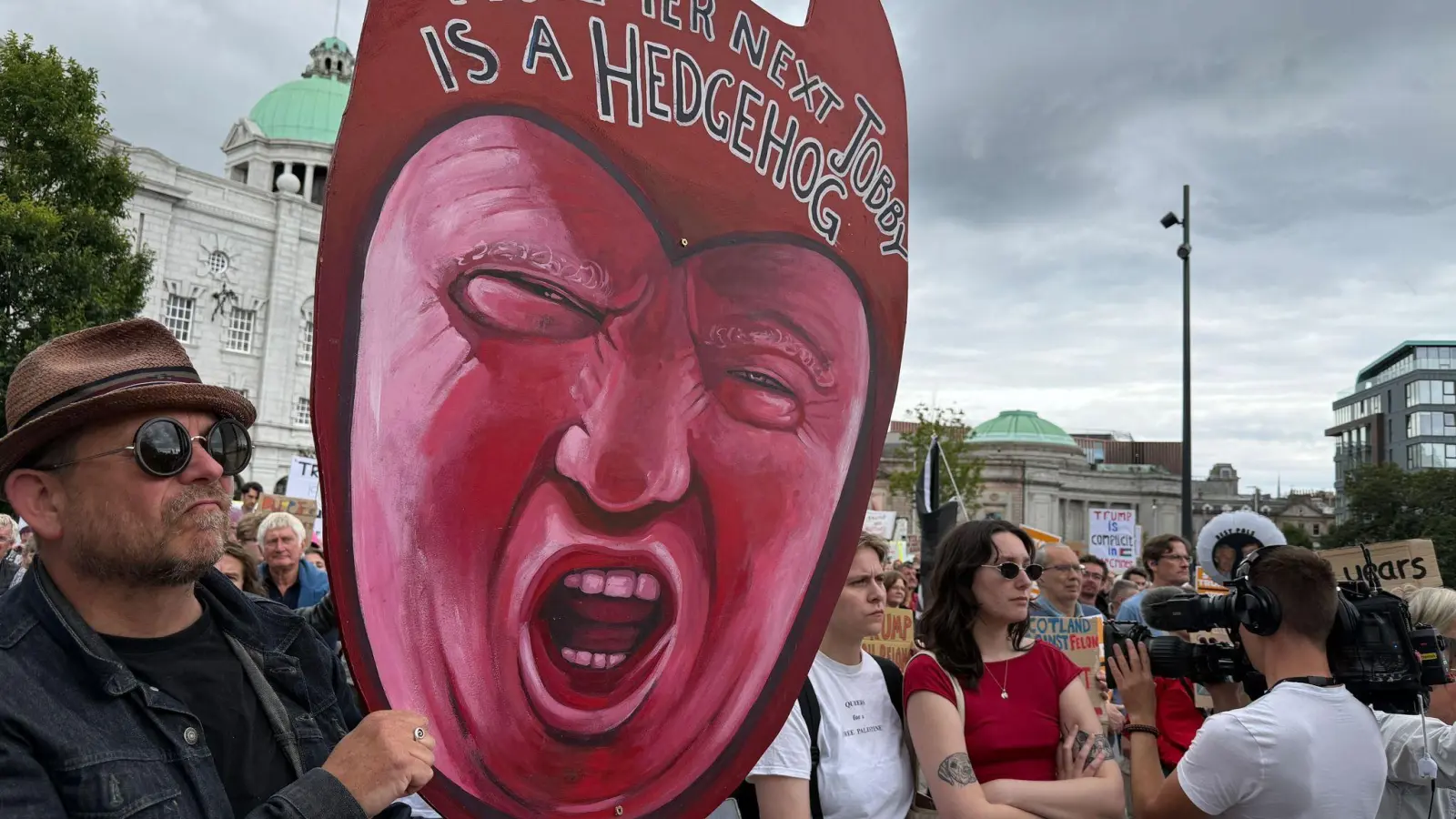 Zahlreiche Menschen protestieren gegen Donald Trump (Foto: Jan Mies/dpa)