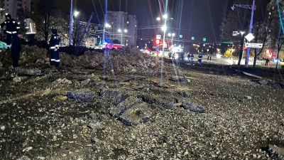 Das vom Telegram-Kanal des Gouverneurs der Region Belgorod veröffentlichte Handout-Foto zeigt den Krater nach der Explosion in Belgorod unweit der Grenze zur Ukraine. (Foto: Uncredited/Telegram Channel of Belgorod Region Governor Vyacheslav Gladkov/AP)