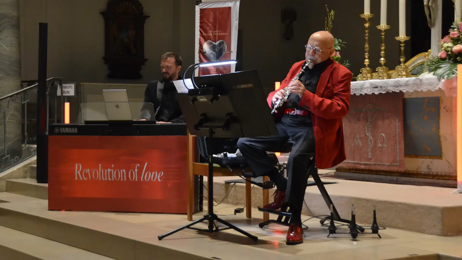 Der Klarinettist Giora Feidman und Vytis Sakuras am E-Piano haben in der Gumbertuskirche mit dem Programm „Revolution of Love“ ihre Botschaft des Friedens verkündet. (Foto: Yvonne Neckermann)