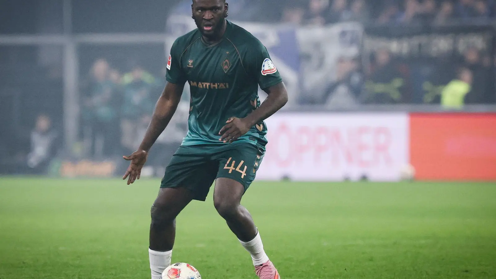 Victor Boniface wird wegen körperlicher Defizite auch in Köln nicht zum Werder-Kader gehören. (Archivbild) (Foto: Christian Charisius/dpa)