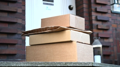 Mehrere Milliarden solcher Sendungen werden in Deutschland jedes Jahr zugestellt, bei manchen geht etwas schief. (Archivbild) (Foto: Wolf von Dewitz/dpa)