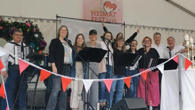 Die Kirchenband „Mission Impossible” begeisterte die Besucherinnen und Besucher auch beim Heimatfestgottesdienst in Neustadt. (Foto: Antonia Grau)