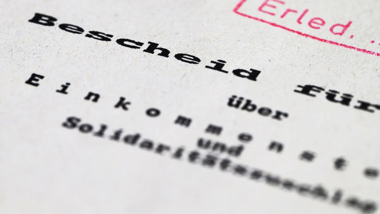 Die Einkommensteuer fließt Bund, Ländern und Kommunen zu. (Symbolbild) (Foto: Robert Michael/dpa)