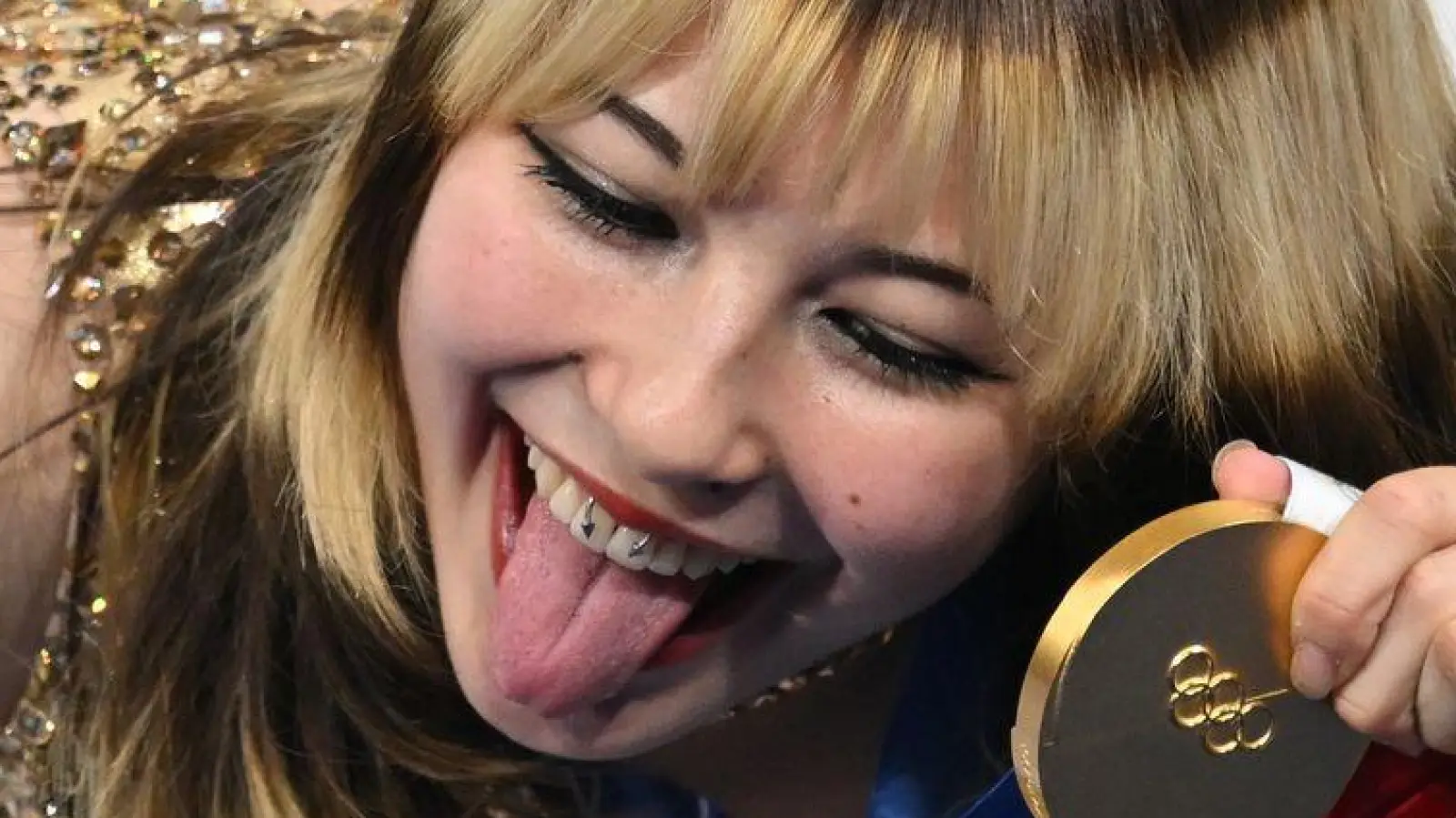 Alysa Liu posierte mit der Goldmedaille. (Foto: Peter Kneffel/dpa)