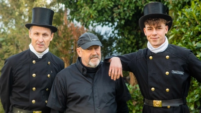 Drei Schornsteinfeger in einer Familie (von links): Markus, Alois und Tom Forster. Den Zylinder trägt der 18-jährige Tom hier nur fürs Foto. Seinen eigenen bekommt er erst bei der Gesellenfreisprechung. (Foto: Evi Lemberger)