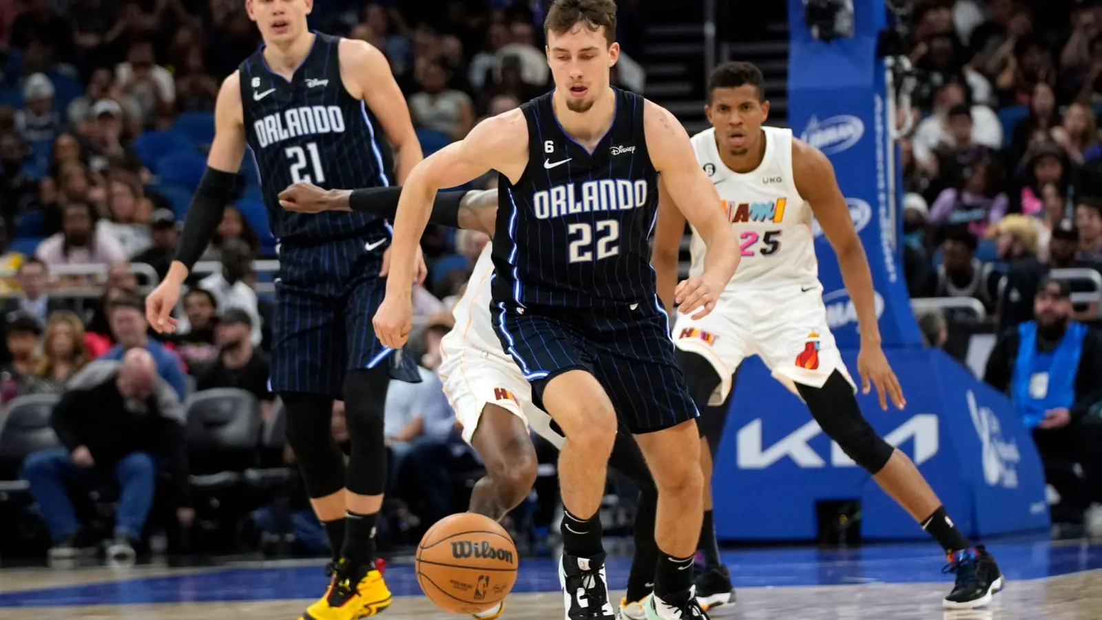 Stehen vor ihrem zweiten gemeinsamen Länderspiel: Die Brüder Franz (22) und Moritz Wagner (21) von den Orlando Magic. (Foto: John Raoux/AP/dpa)