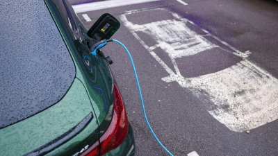 Die Rabatte auf Elektroautos reagieren bisher kaum auf die neue Prämie. (Archivbild) (Foto: Jan Woitas/dpa)