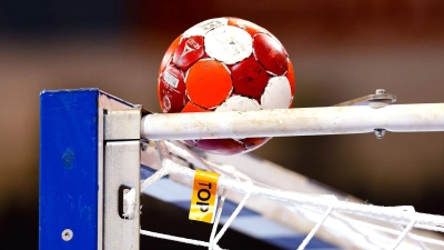 Mit drei Absteigern rechnet man derzeit in der Handball-Regionalliga. (Symbolbild: Frank Molter/dpa)