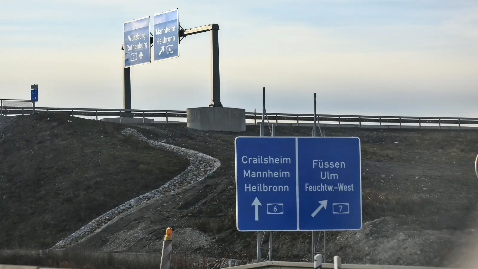 Kurz hinter dem Kreuz Feuchtwangen haben sich zwei Lastwagen verkeilt. Die Vollsperrung auf der A6 ist in Richtung Heilbronn ist mittlerweile aufgehoben. (Symbolbild: Tizian Gerbing)