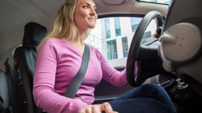 Besser ohne Winterjacke ans Steuer: Durch die dicke Wattierung kann der Sicherheitsgurt nicht optimal am Körper verlaufen und bei Unfällen zu Verletzungen führen. (Foto: Christin Klose/dpa-tmn)