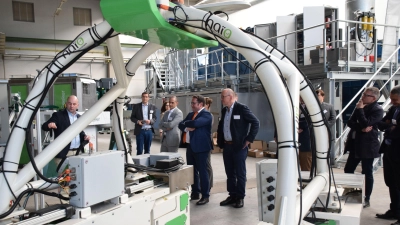Tobias Gotthardt, Staatssekretär des Bayerischen Wirtschaftsministeriums (2.v.r.) ließ sich den Erntehilfe-Roboter erklären. (Foto: Philipp Zimmermann)