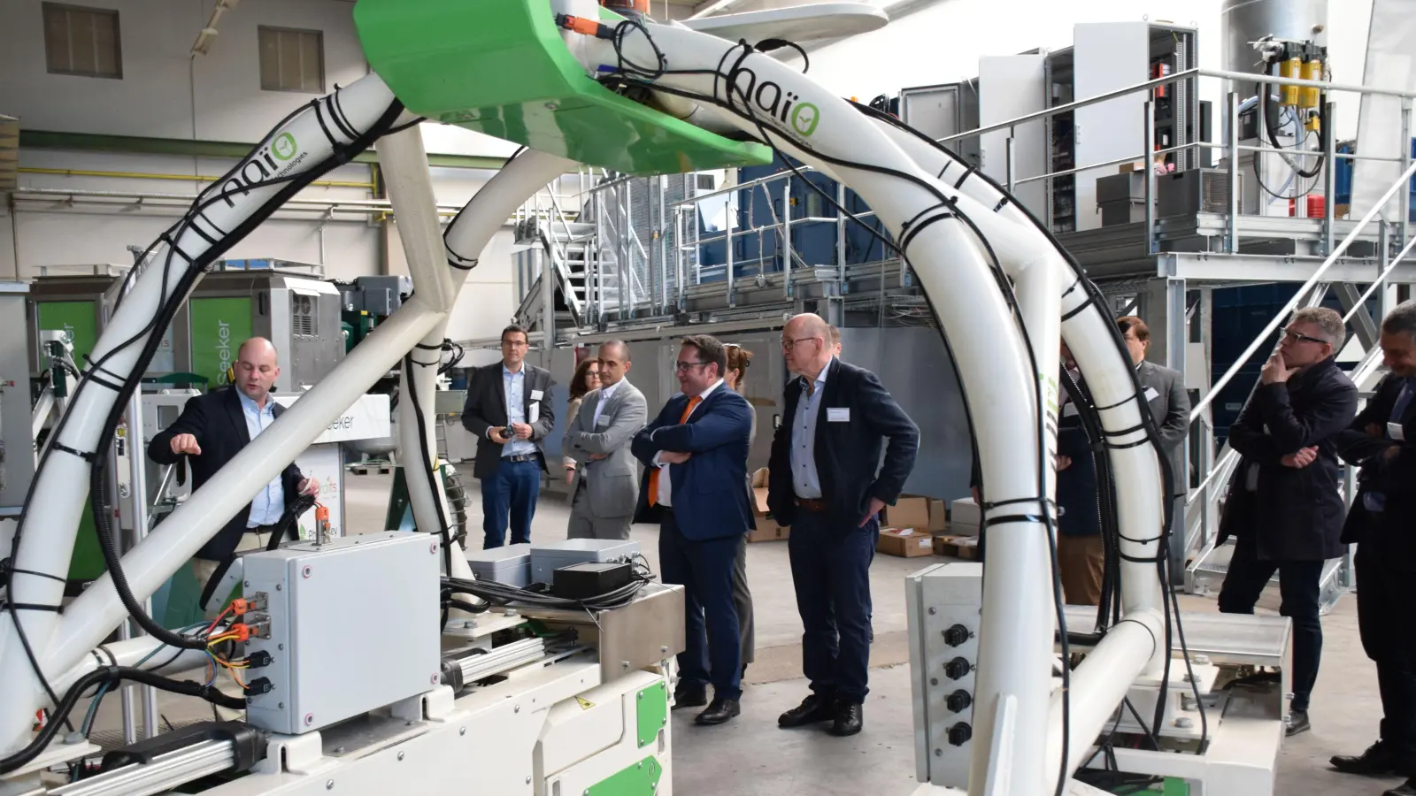 Tobias Gotthardt, Staatssekretär des Bayerischen Wirtschaftsministeriums (2.v.r.) ließ sich den Erntehilfe-Roboter erklären. (Foto: Philipp Zimmermann)