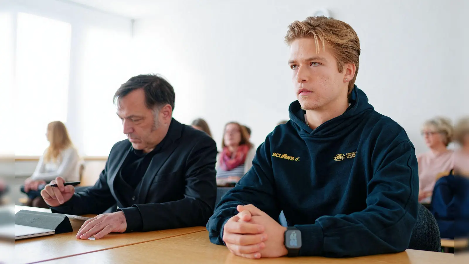 Das Gericht wies die Klage des Ex-Abiturienten Walk (r) ab. (Foto: Uwe Anspach/dpa)