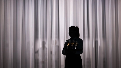 Noch ein Glas gefällig? Der aktuelle Mindestlohn liegt bei 12,82 Euro pro Stunde. Gewusst haben das aber nur 47 Prozent der Befragten. (Foto: Sebastian Gollnow/dpa/dpa-tmn)