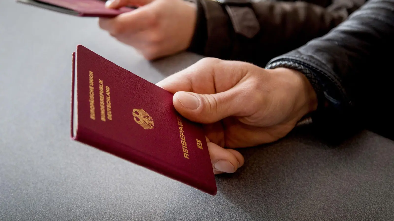 Ohne Reisepass oder Ausweis kann es bei Grenzkontrollen zu großen Problemen kommen. (Foto: Christin Klose/dpa-tmn)