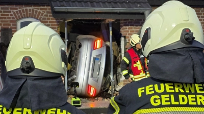 Das Auto durchschlug den Eingangsbereich. (Foto: Guido Schulmann/tv-niederrhein/dpa)