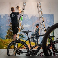 Die Eurobike ist eine internationale Messe rund um das Fahrrad, die auch für normale Radfahrer zugänglich ist. (Foto: Andreas Arnold/dpa/dpa-tmn)