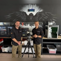 Matthias Mähler (links) und Christian Brehm sind die Geschäftsführer der Dachsbacher Firma „Xspecter”. Mit der Erfindung eines Schwenk-Neigesystems, das es ermöglicht, Wärmebildkameras auch aus der Ferne zu bedienen, sind sie erfolgreich. Abgebildet ist das Modell „Tcrow Defense Munin”. (Foto: Anita Dlugoß)