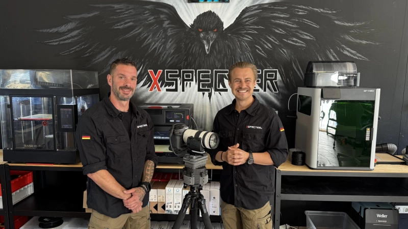 Matthias Mähler (links) und Christian Brehm sind die Geschäftsführer der Dachsbacher Firma „Xspecter”. Mit der Erfindung eines Schwenk-Neigesystems, das es ermöglicht, Wärmebildkameras auch aus der Ferne zu bedienen, sind sie erfolgreich. Abgebildet ist das Modell „Tcrow Defense Munin”. (Foto: Anita Dlugoß)
