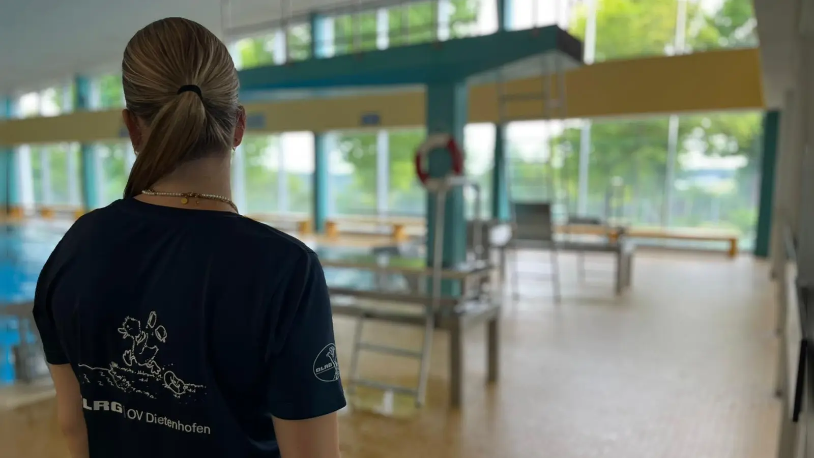 Erst einmal bis zu den Sommerferien verstärken ehrenamtliche Kräfte der DLRG das Team der Mitarbeiter im Hallenbad und übernehmen Dienste im Rahmen ihrer Qualifikation als Rettungsschwimmer.  (Foto: Tobias Krämer)