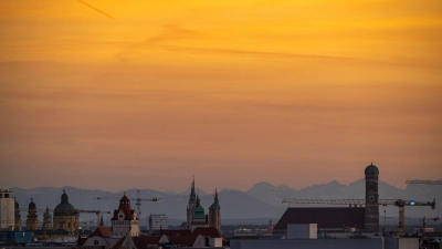 Die Münchner Innenstadt kurz vor Sonnenuntergang. Dämmerstimmung herrscht derzeit auch in der bayerischen Wirtschaft. (Foto: Peter Kneffel/dpa)