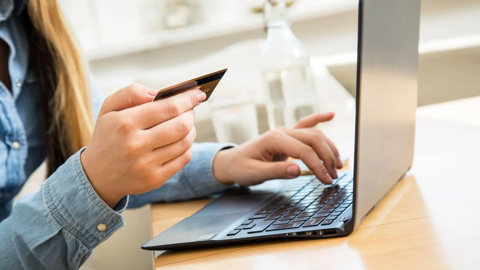 Der drastische Anstieg der Lebenshaltungskosten in Deutschland hat auch das Einkaufsverhalten der Online-Shopper verändert. (Foto: Christin Klose/dpa)