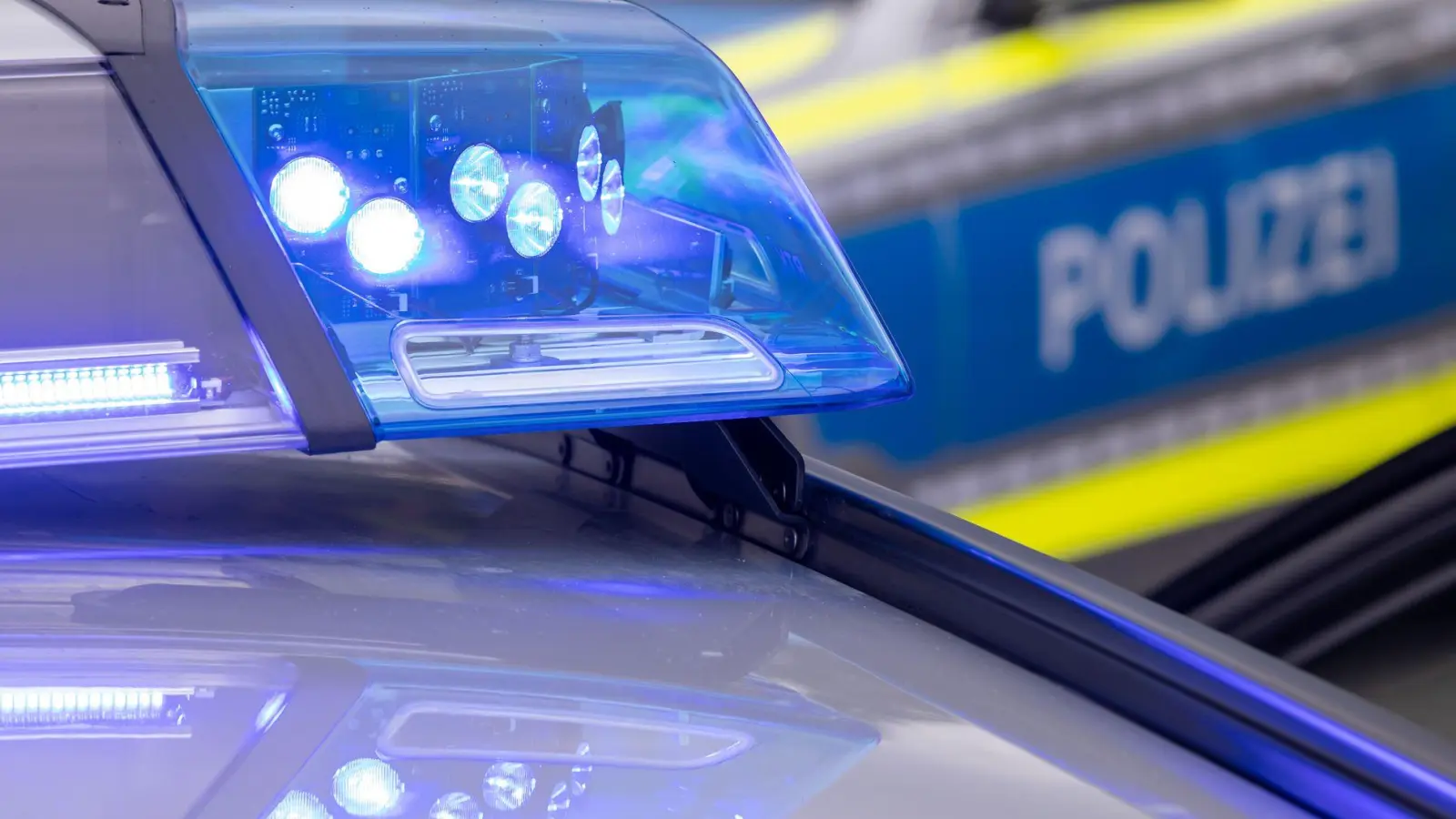 Die Polizei nimmt den Unfall auf. (Symbolbild) (Foto: Daniel Karmann/dpa)