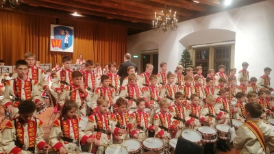Das Trommlerheer der Knabenkapelle: Rund 50 Jungen bildeten den passenden Sound-Teppich für den Marsch „General Lee“. (Foto: Friedrich Zinnecker)